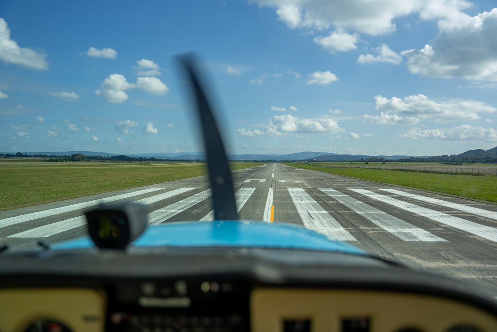 Pohled z letadla na dráze letiště Mnichovo Hradiště
